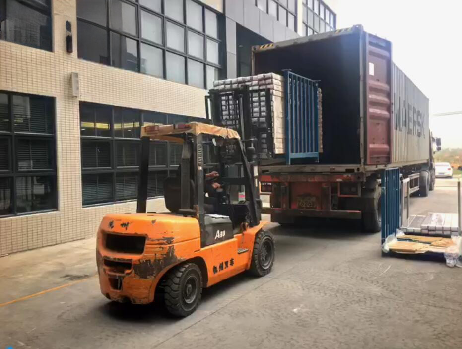 Aktueller Firmenfall über Laden Sie den Container für den Kunden in Los Angeles.