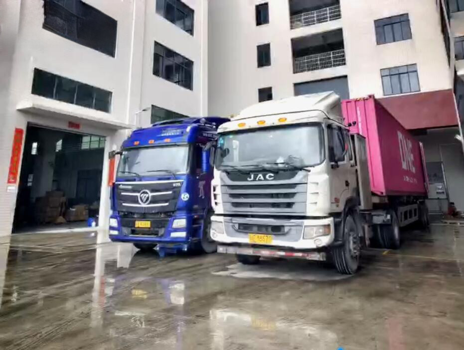 son şirket davası hakkında İki Konteyner Gemiye Atılmaya Hazır